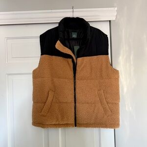 Wild Fable Black and Tan Sherpa Vest